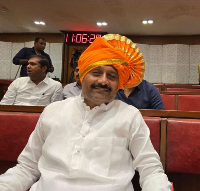 कसब्याचा आमदार चुकला , विरोधी बाकावर जाऊन बसला