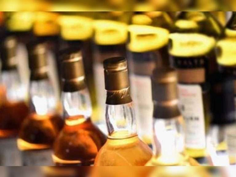 एशियन पेंटच्या नावाने बनावट ब्रँडेड दारूची तस्करी : 600 बॉक्स व्हिस्की, 110 बॉक्स बिअर जप्त