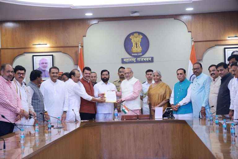 राज्यपालांकडे सरकार स्थापनेचा दावा –