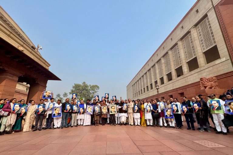 राहुल म्हणाले- मनुस्मृती मानणाऱ्यांना आंबेडकरांची अडचण:शहा म्हणाले होते- काँग्रेसने आंबेडकरांऐवजी देवाचे नाव घेतले असते तर स्वर्ग मिळाला असता