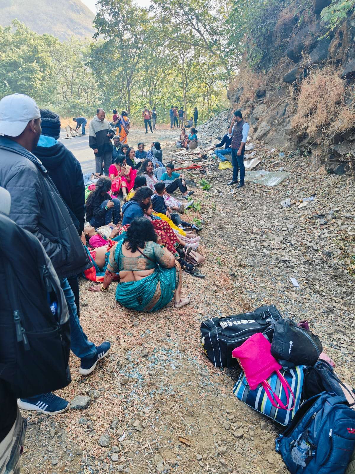 पुण्याहून कोकणात जाणाऱ्या वऱ्हाडाच्या बसला ताम्हिणी घाटात अपघात