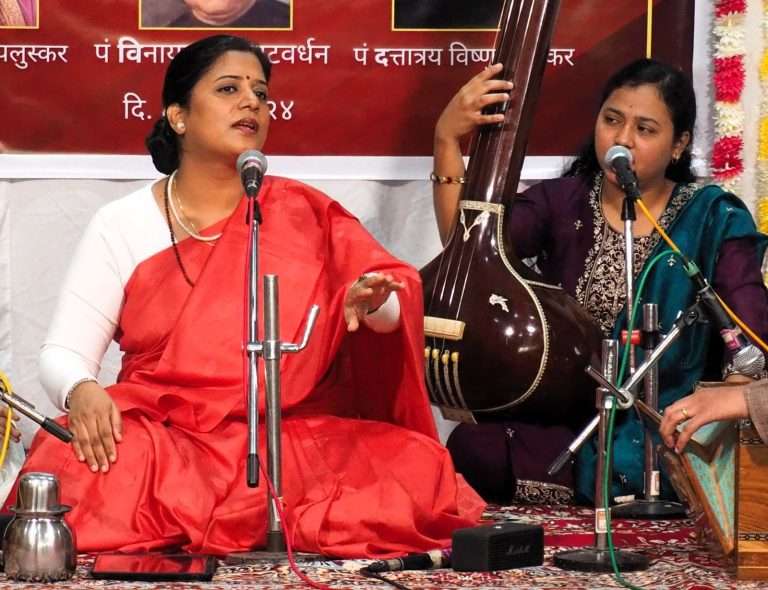 गायन, वादन, नृत्याच्या त्रिवेणी संगमातून रंगला रौप्य महोत्सवी वि. वि. द. स्मृती समारोह