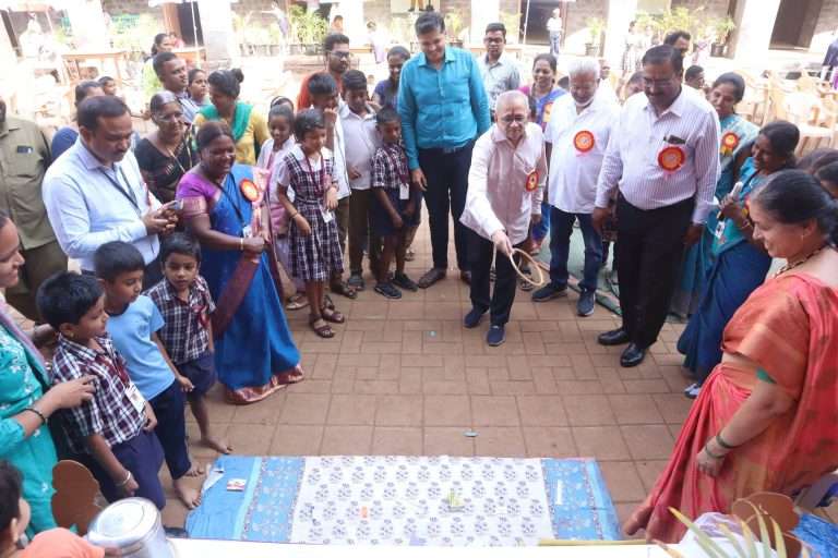 बाल आनंद मेळाव्यातून विद्यार्थ्यांनी घेतले व्यवहारज्ञान 