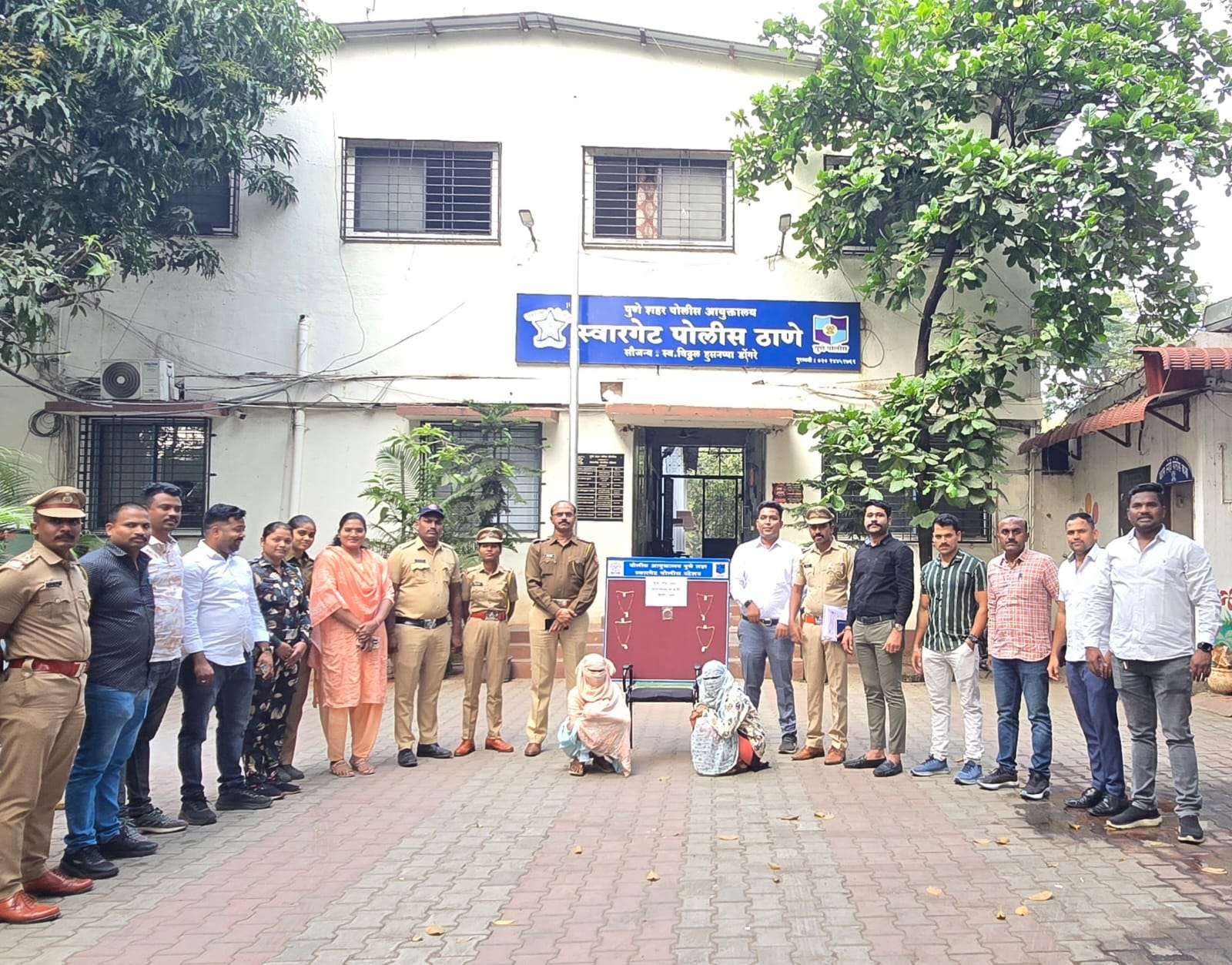 २५/३० वर्षे वयाच्या २ तरुणी पकडल्या.. पीएमपीबस मध्ये करत चोऱ्या-६ तोळे दागिने हस्तगत