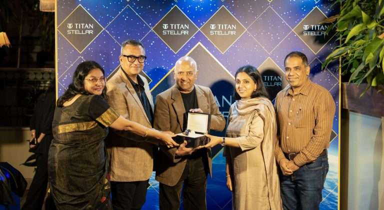 टायटनने ४० व्या वर्धापन दिनी ‘युनिटी वॉच’ सादर करून विंग कमांडर राकेश शर्मा यांना केले सन्मानित 