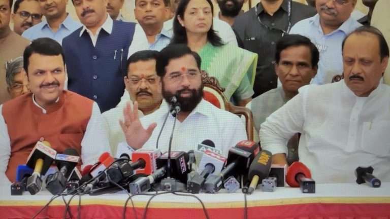 दादा म्हणाले ,मै रुकनेवाला नही ..शिंदे म्हणाले,’दादांना काय सकाळी आणि संध्याकाळी हि शपथ घेण्याचा अनुभव