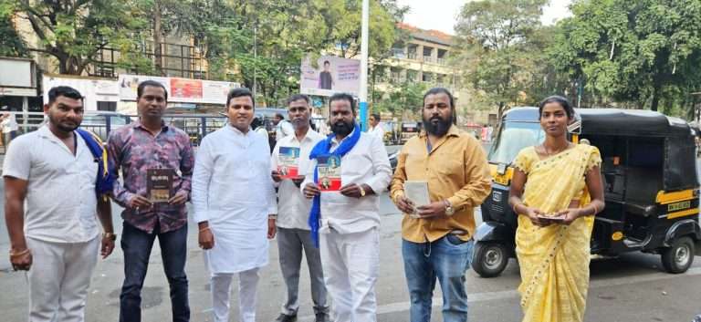 महापरिनिर्वाण दिनी ५ हजार पुस्तकांचे वाटप,संविधान ग्रुपचा उपक्रम