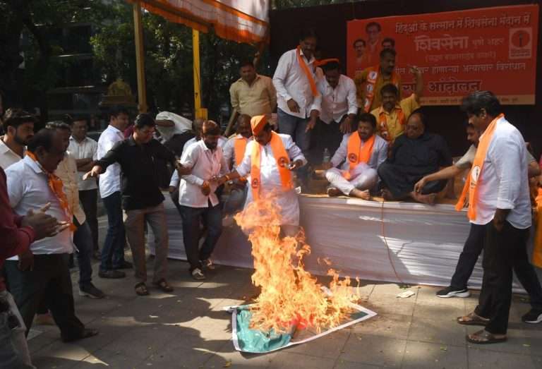 बांगलादेशी हिंदूच्या सन्मानासाठी  पुण्यात शिवसेनेचे आंदोलन