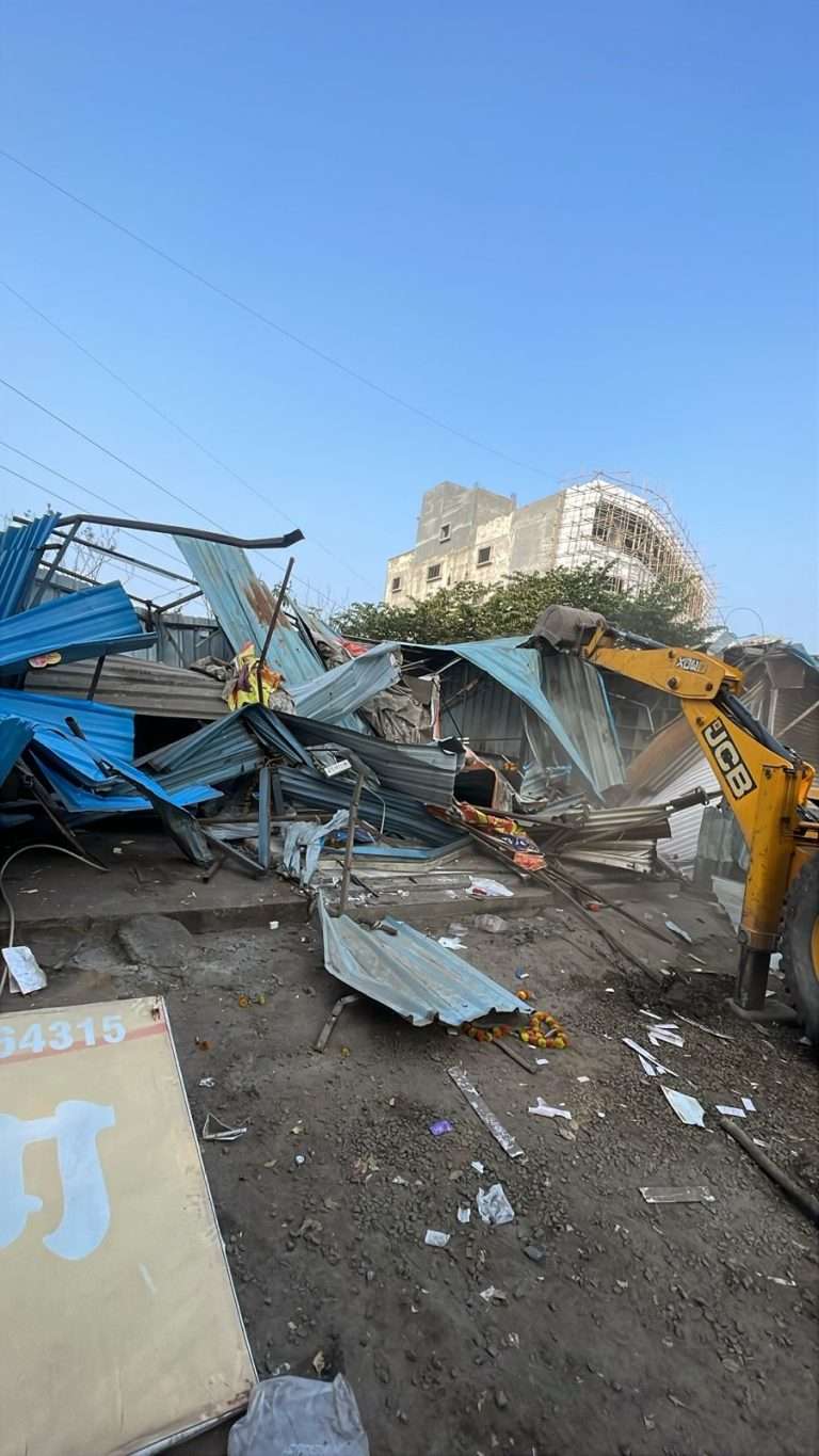 नवले ब्रिज भागातील वाहतूक कोंडी रोखण्यासाठी न‍िष्कासनाची कारवाई