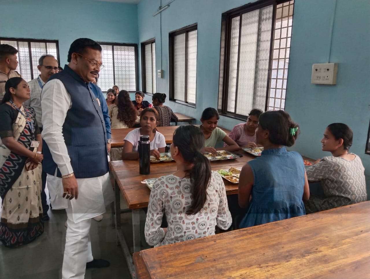 सामाजिक न्याय मंत्री संजय शिरसाट यांची मोशी येथील वसतिगृहाला भेट