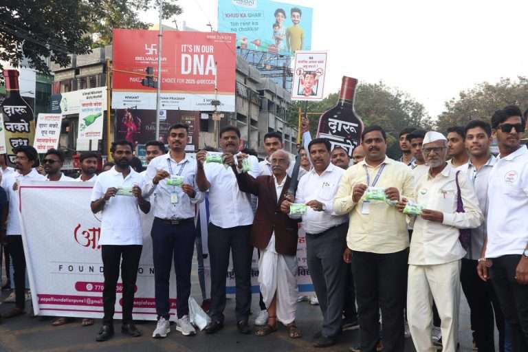 कॉमन मॅन ने दिला ‘दारू नको दूध प्या’ संदेश