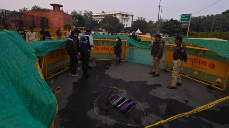 संसद भवनासमोर एकाने स्वतःला पेटवून घेतले