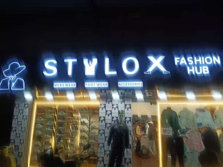 ब्रॅन्डेड कंपनीच्या नावाखाली बोगस कपड्यांची विक्री पुण्यात पुन्हा छापा -८ लाखाचा माल पकडला