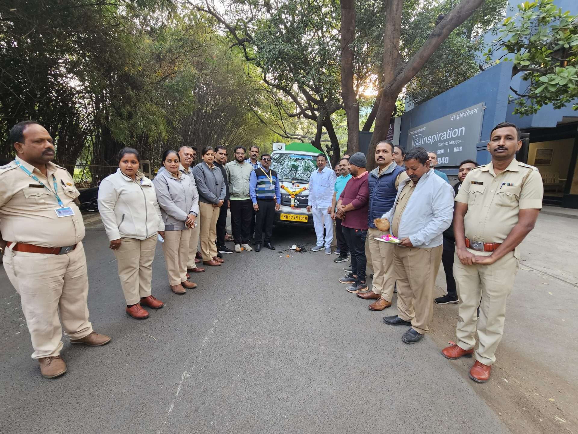 नगर रोड क्षेत्रीय कार्यालयासाठीच्या कचरा गाड्यांचे आमदार बापूसाहेब पठारे यांच्या हस्ते लोकार्पण