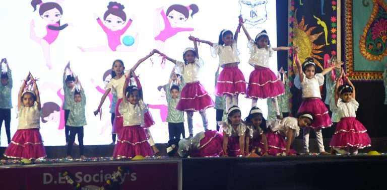 डेक्कन एज्युकेशन सोसायटीच्या १२०० विद्यार्थ्यांकडून योगाचा विश्वविक्रम स्थापित संगीताच्या सूरबद्ध लयीवर विद्यार्थ्यांची चित्तथरारक प्रात्यक्षिके
