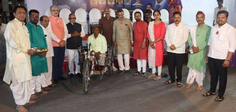 अखिल म्हसोबा उत्सव मंडई ट्रस्टतर्फे दिव्यांगांना सायकल वाटप