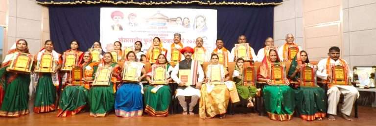 ‘कपाळीच्या आडव्या कुंकवाने, भले भले आडवे केले’