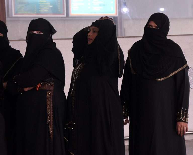 स्वित्झर्लंडमध्ये आजपासून बुरखा घालण्यावर बंदी:कायदा मोडल्यास 96 हजारांचा दंड