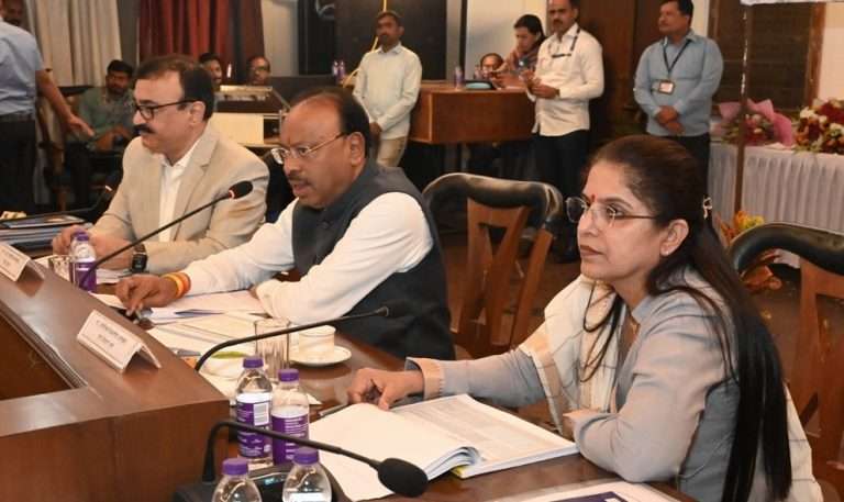 शासनाच्या १०० दिवसांच्या कृती कार्यक्रमाची अधिकाऱ्यांनी प्रभावीपणे अंमलबजावणी करावी