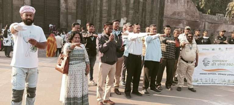 विक्रांत सिंग यांच्या उपस्थितीत V I T कॉलेजच्या विद्यार्थी व विद्यार्थिनींनी केली स्वच्छता अभियानाची सुरुवात