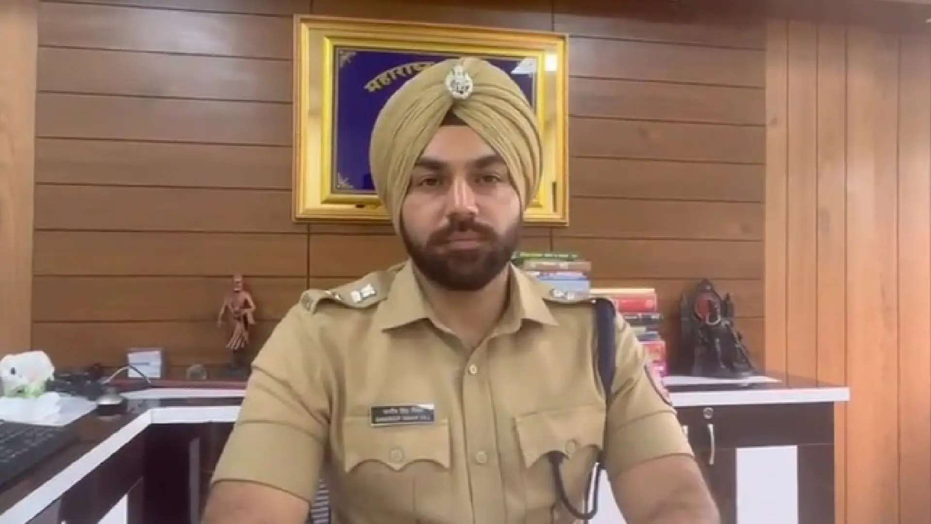 दुचाकीवरील स्टीकरवरुन शोध, हनुमान टेकडीवरील लुटेरे पोलिसांनी पकडले