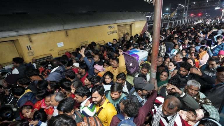 महाकुंभाला जाणाऱ्या 18 जणांचा चेंगराचेंगरीत मृत्यू