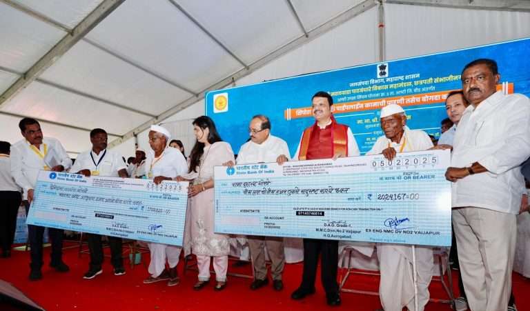 ‘देवेंद्र हे बाहुबली’ असा उल्लेख केला अन आ.धस म्हणाले,’ ,मेरे पास देवेंद्र है…