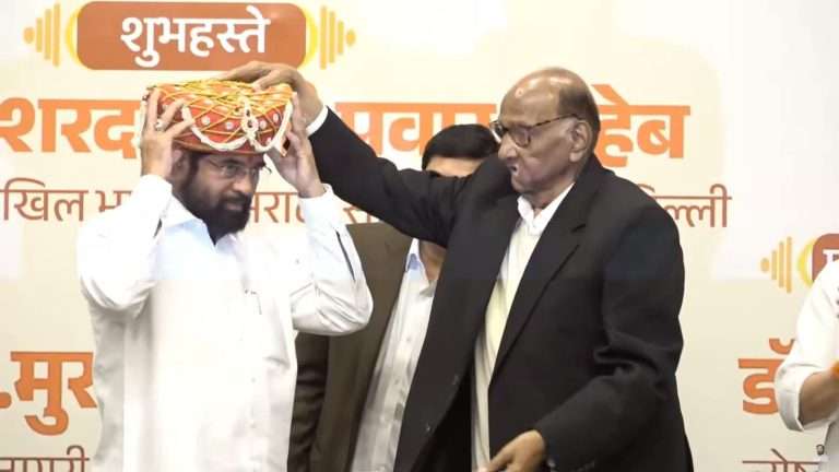 शरद पवार यांनी केला एकनाथ शिंदे यांचा गौरव