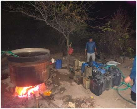 गावठी दारूचे आगर:लोणी काळभोरमध्ये दारू भट्टीवर कारवाई:१२ लाखाचा माल पकडला;हातभट्टीकिंग मुकेश कर्णावत पळाला