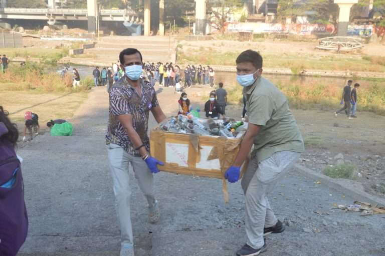 मुठा परिसर स्वच्छतेने पुणेकरांनी साजरा केला ‘व्हॅलेंटाईन डे’ 