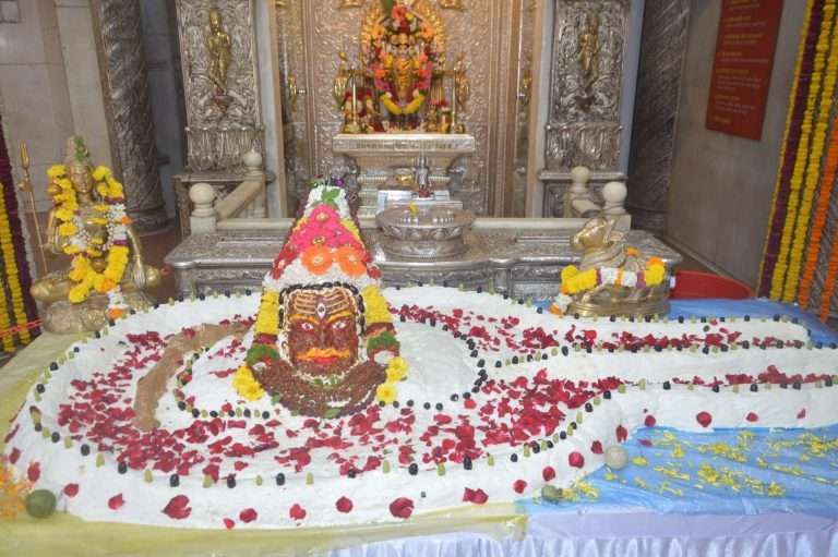 लक्ष्मीबाई दगडूशेठ दत्तमंदिरात १०१ किलो चक्क्याचे महाकालेश्वर पिंड व मुखवटा 