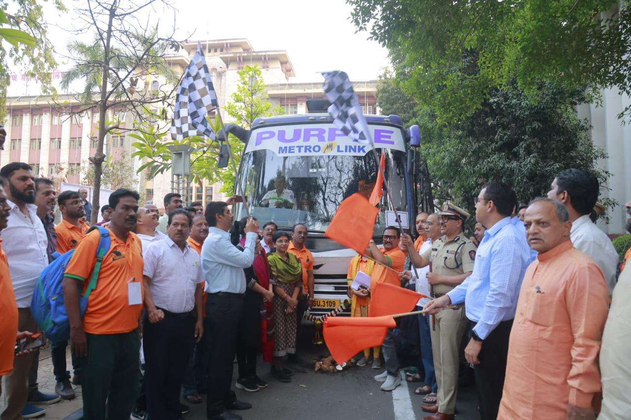 क्लीन सिटी इंदौरच्या अभ्यास दौऱ्यासाठी १०० सफाई कर्मचाऱ्यांसह दोनशे कार्यकर्ते रवाना.