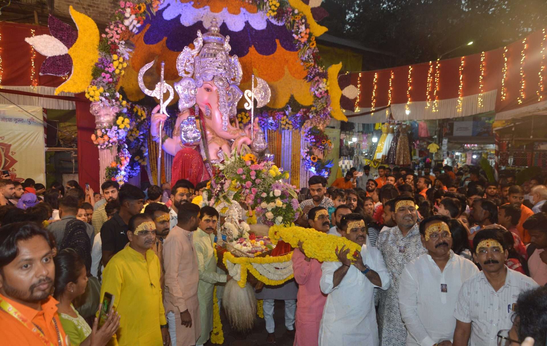 श्री गणेश जन्मानिमित्त महागणपतीची पालखीतून नगरप्रदक्षिणा