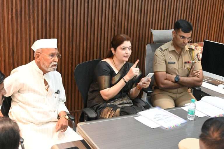 आळंदीतील अनधिकृत वारकरी शिक्षण संस्थांवर ४८ तासात कारवाई करा- राज्य महिला आयोगाच्या अध्यक्षा रुपाली चाकणकर