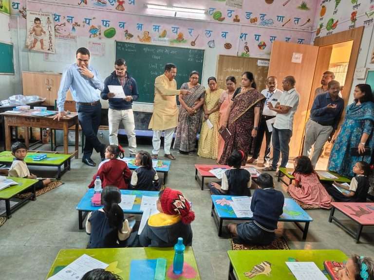 आमदार बापूसाहेब पठारे यांची शाळांना सरप्राईज भेट