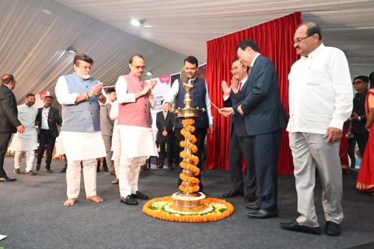 महाराष्ट्र औद्योगिक गुंतवणुकीसाठी सर्वोत्तम राज्य-मुख्यमंत्री देवेंद्र फडणवीसदेशात औद्यागिक क्षेत्रात सर्वात जास्त गुंतवणूक महाराष्ट्रात