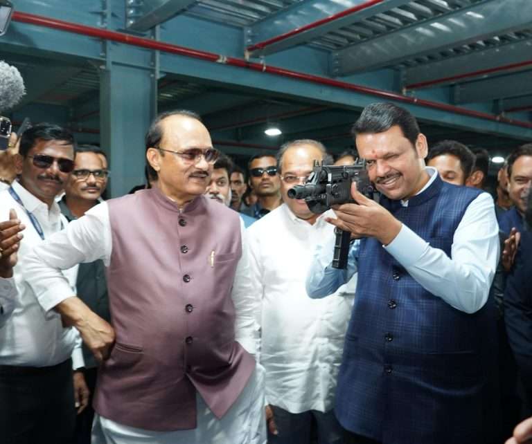 फडणवीसानी धरताच नेम .. दादांनीही घेतले हाती  क्षेपणास्त्र  .. पहा फोटो