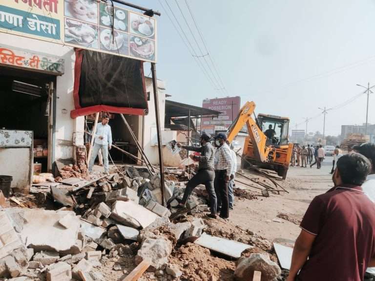 लोणीकंद ते तुळापूर फाटा रस्त्याच्या दुतर्फा असलेलीअतिक्रमने पीएमआरडीएच्या पथकाकडून न‍िष्कास‍ित