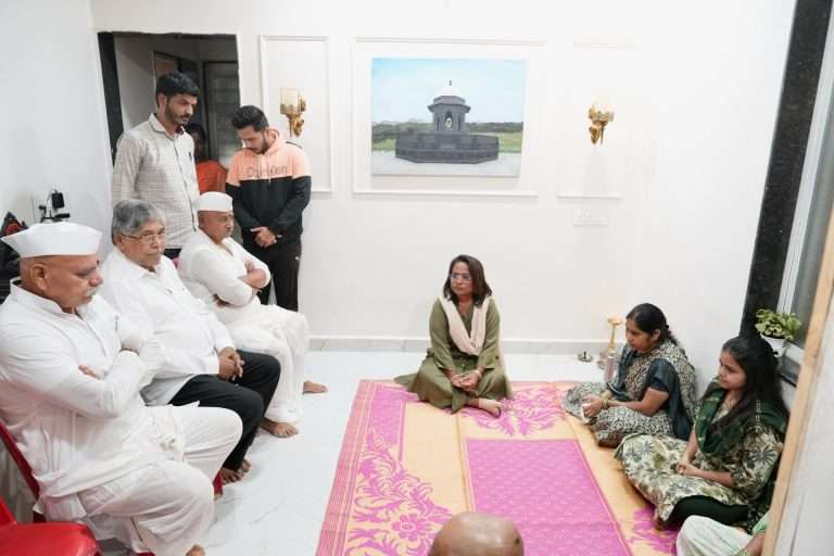 चंद्रकांतदादा पाटील यांच्याकडून मोरे कुटुंबियांचे पालकत्व