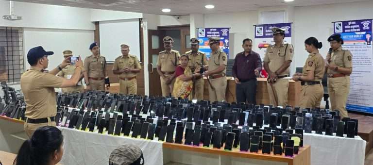 शहरातील हरविलेल्या २३०० मोबाईलपैकी एकूण ४५६ मोबाईल फोन शोधण्यात पोलिसांना यश