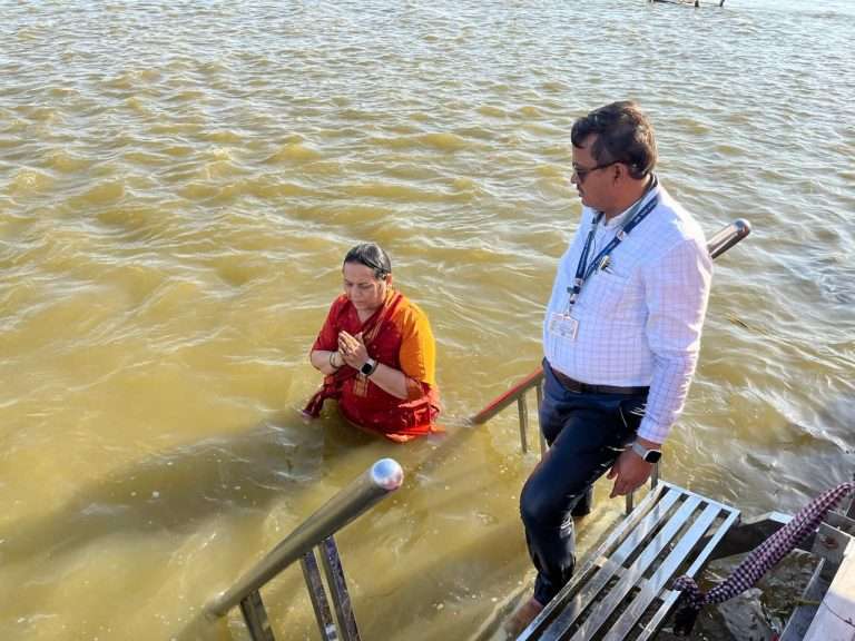 त्रिवेणी संगमावर विधान परिषद उपसभापती डॉ. नीलम गोऱ्हे यांचेही अमृत स्नान