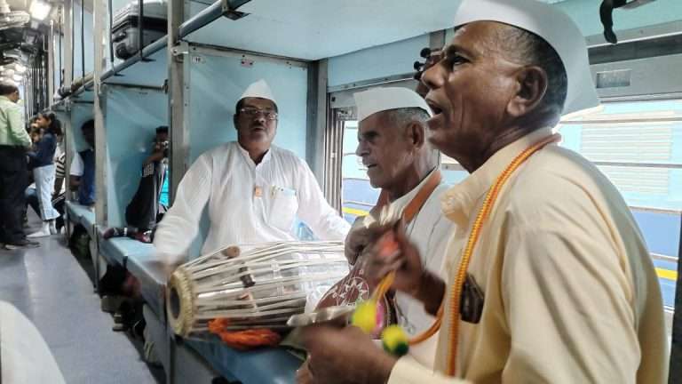 ओवी, अभंग, आर्या आणि तरुणाईचे रॅप.. महादजी शिंदे एक्सप्रेसमध्ये सुरू आहे मराठी साहित्ययात्री संमेलन