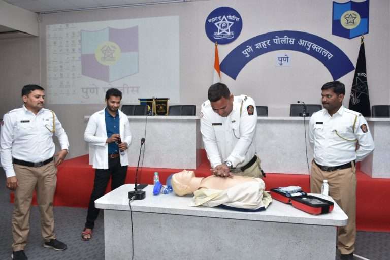 पुणे वाहतूक पोलिसांसाठी विशेष प्रशिक्षण मोहीम:पहिल्या तुकडीतील 65 कर्मचाऱ्यांना प्रमाणपत्र; तीन महिन्यात सर्व पोलिसांना प्रशिक्षण