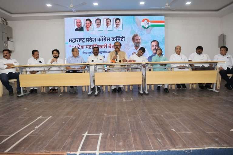 मंत्री बेफिकीर आणि अधिकारी सैराट, प्रशासन जनतेची कामेच करत नसल्याने मंत्रालयात आत्महत्येचा प्रयत्न.