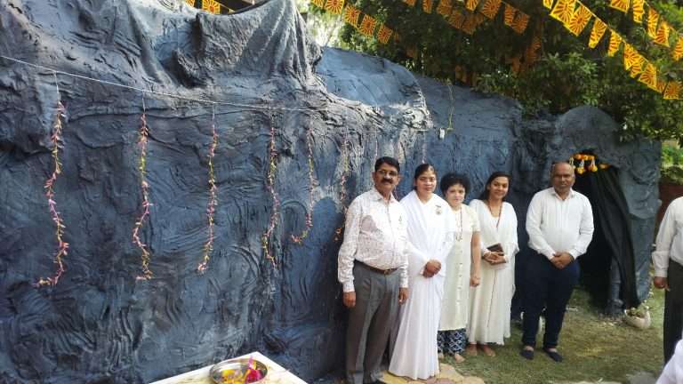 महाशिवरात्री निमित्त ब्रह्माकुमारी तर्फे उभारली प्रतिकात्मक अमरनाथ गुफा
