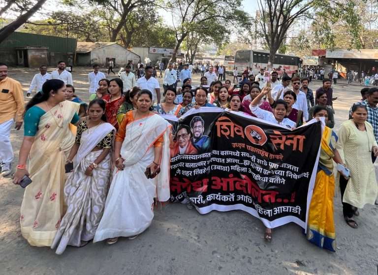 तरुणीवरील अत्याचाराविरोधात शिवसेना महिला आघाडी आक्रमक …