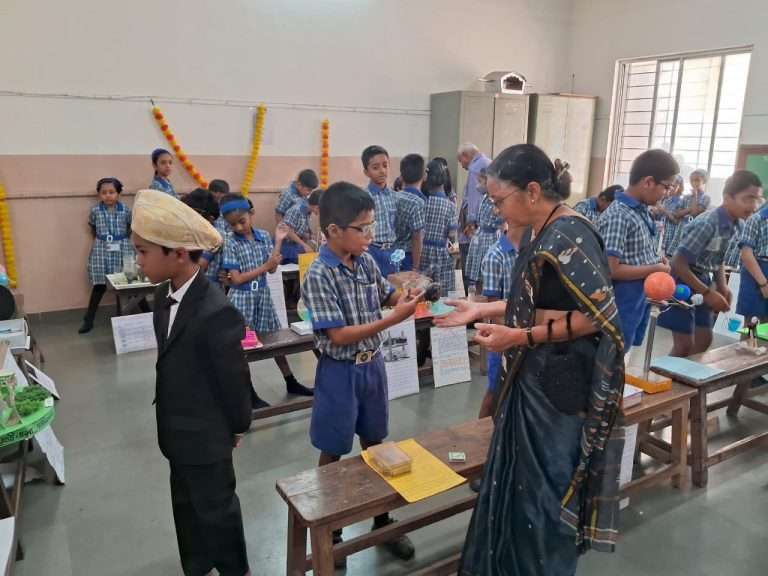 राष्ट्रीय विज्ञान दिनानिमित्त प्रयोग करण्यात दंग झाले नवीन मराठी शाळेतील भावी वैज्ञानिक