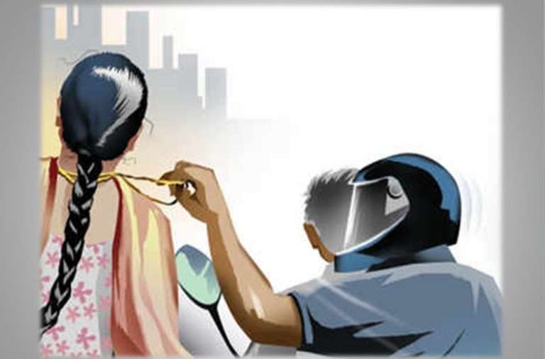 निवृत्त बीएसएफ महिला उपनिरीक्षकाच्या गळ्यातील चैन हिसकावली