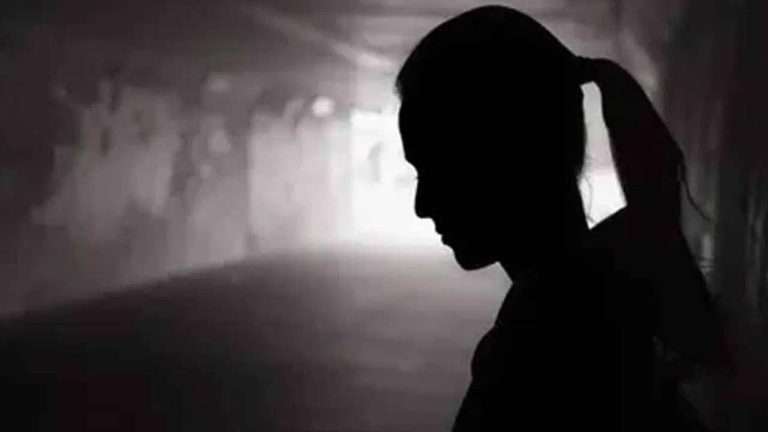 छळामुळे पत्नीने केली आत्महत्या,पतीनेच दिली फिर्याद