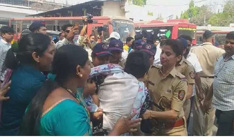 तृप्ती देसाईंनी अडविली गृहराज्यमंत्री योगेश कदमांची गाडी अन म्हणाल्या, कोणत्या तोंडाने इथे आलात ?